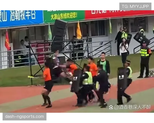 身体冲撞在足球中的判罚标准与裁判细节解析